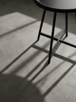 Modern industrial-style tray side table - Image 6
