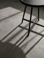 Modern industrial-style tray side table - Image 7