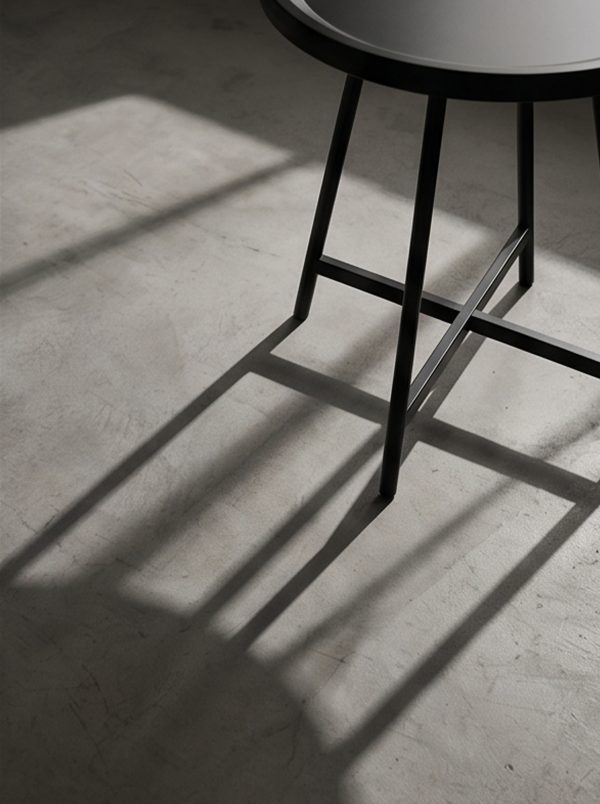 Modern industrial-style tray side table - Image 6