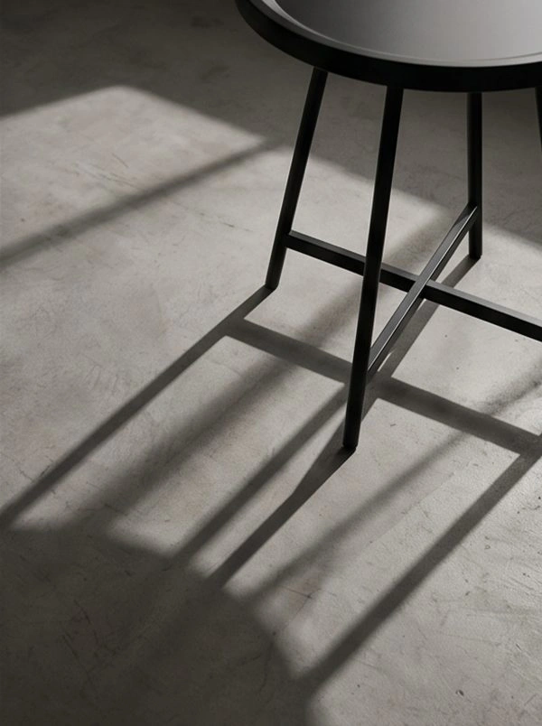 Modern industrial-style tray side table - Image 7